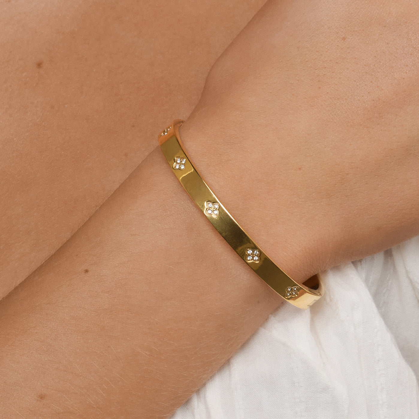 Liv - Crystal Clover Bangle Bracelet  Stainles - Gold