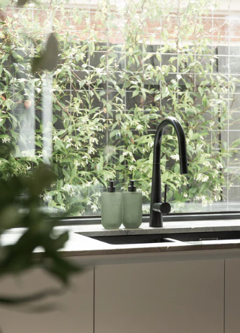 Amber & Freesia Hand & Body Wash 400ml