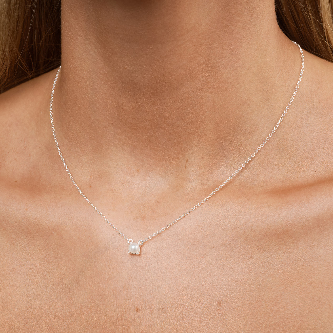 Essie - Small Pearl Dangling Necklace - Silver